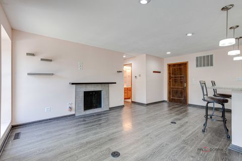 Tiny photo for 851 Garfield Avenue #C, Libertyville, IL 60048 (MLS # 12439440)