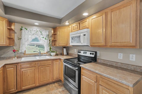 Tiny photo for 1021 Oneida Avenue, Davenport, IA 52803 (MLS # 12639920)