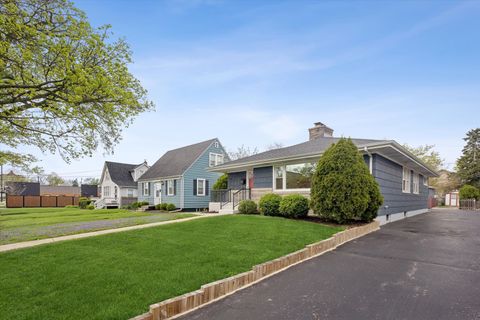 Tiny photo for 123 E Columbia Avenue, Elmhurst, IL 60126 (MLS # 12615283)