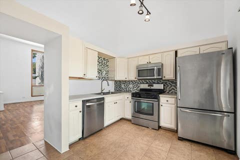 Tiny photo for 363 CEDAR TREE Court #363, Hoffman Estates, IL 60169 (MLS # 12669105)