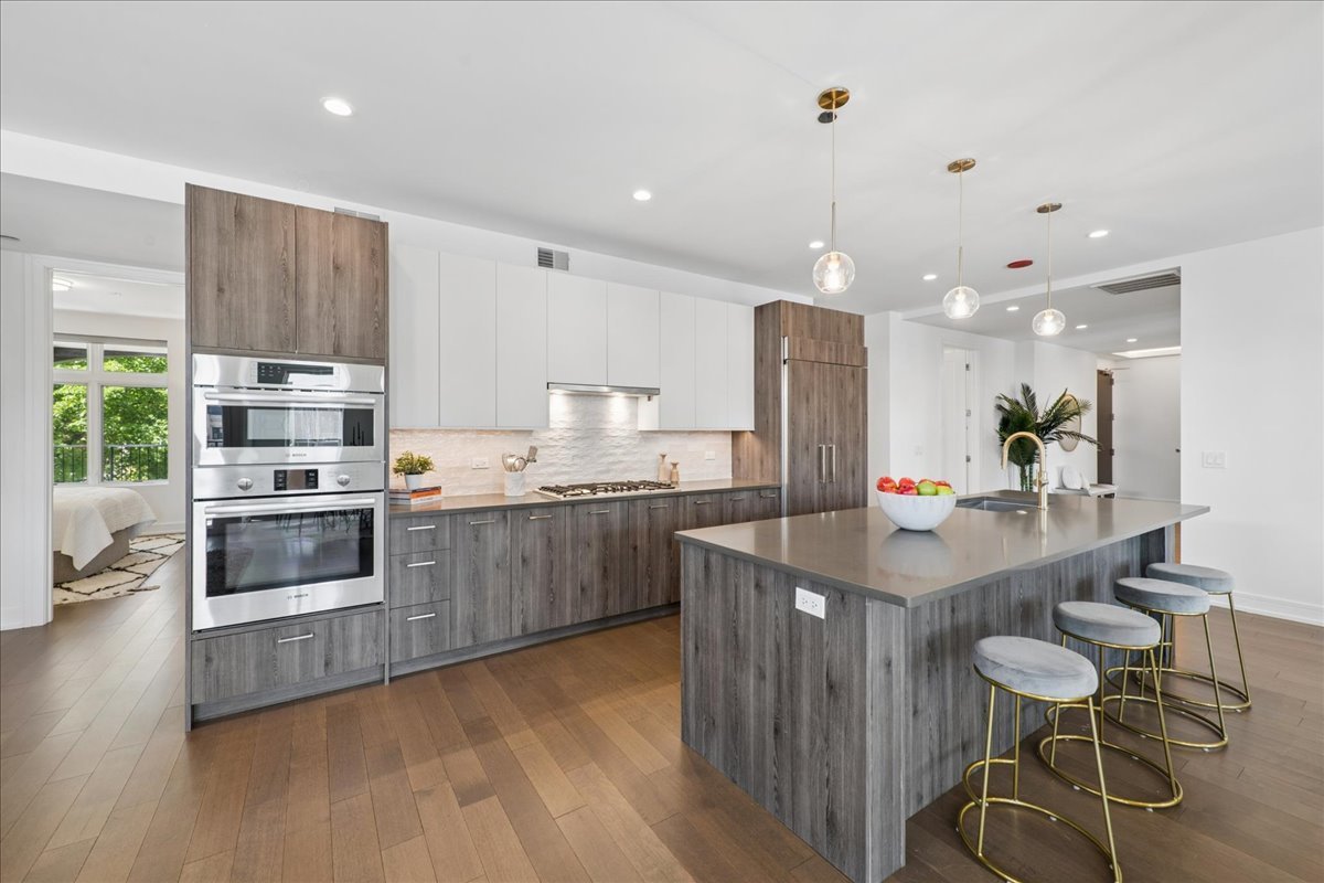 434 W Melrose Street 601