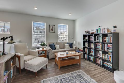 Tiny photo for 709 Neubauer Circle, Lindenhurst, IL 60046 (MLS # 12549736)