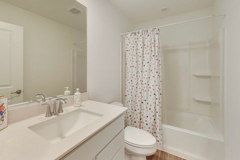 Tiny photo for 709 Neubauer Circle, Lindenhurst, IL 60046 (MLS # 12549736)