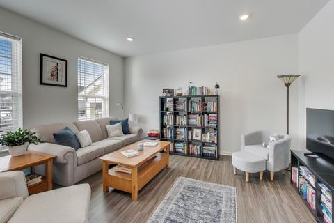 Tiny photo for 709 Neubauer Circle, Lindenhurst, IL 60046 (MLS # 12549736)