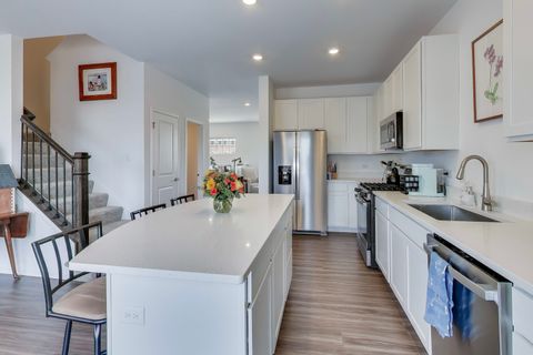 Tiny photo for 709 Neubauer Circle, Lindenhurst, IL 60046 (MLS # 12549736)