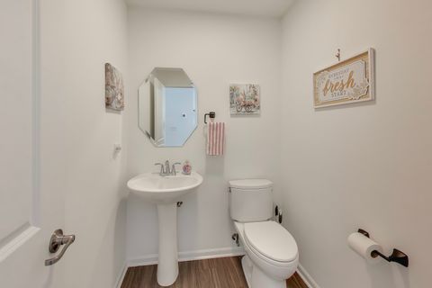 Tiny photo for 709 Neubauer Circle, Lindenhurst, IL 60046 (MLS # 12549736)