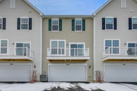 Tiny photo for 709 Neubauer Circle, Lindenhurst, IL 60046 (MLS # 12549736)
