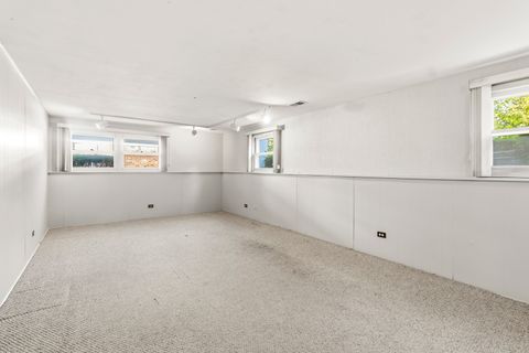 Tiny photo for 933 W Gilbert Avenue, Palatine, IL 60067 (MLS # 12686636)