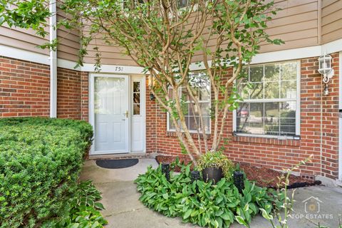 Tiny photo for 751 W Happfield Drive, Arlington Heights, IL 60004 (MLS # 12529720)