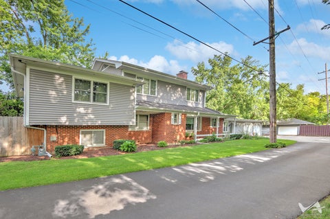 Photo of 850 W Fabyan Parkway, Batavia, IL 60510 (MLS # 12690163)