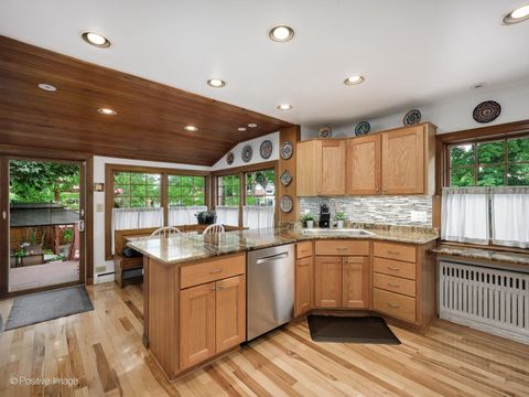Tiny photo for 2500 W Farwell Avenue, Chicago, IL 60645 (MLS # 12685196)