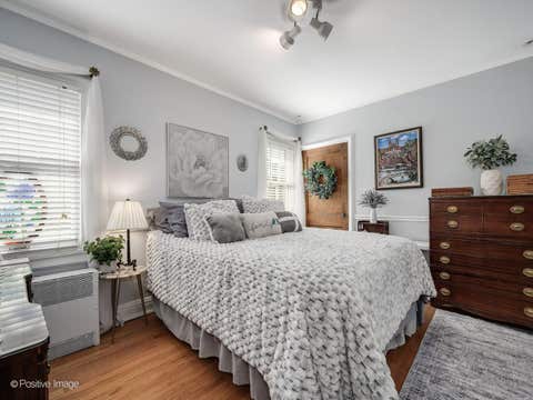 Tiny photo for 2500 W Farwell Avenue, Chicago, IL 60645 (MLS # 12685196)