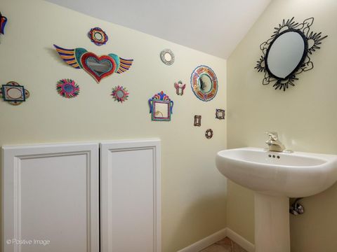 Tiny photo for 2500 W Farwell Avenue, Chicago, IL 60645 (MLS # 12685196)