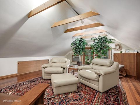 Tiny photo for 2500 W Farwell Avenue, Chicago, IL 60645 (MLS # 12685196)