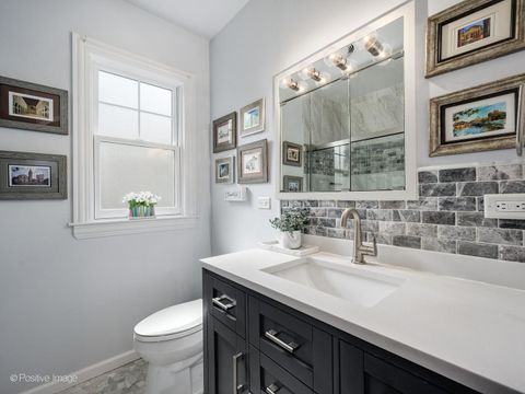 Tiny photo for 2500 W Farwell Avenue, Chicago, IL 60645 (MLS # 12685196)
