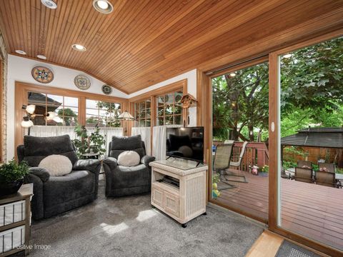 Tiny photo for 2500 W Farwell Avenue, Chicago, IL 60645 (MLS # 12685196)
