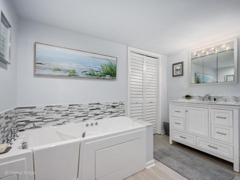 Tiny photo for 2500 W Farwell Avenue, Chicago, IL 60645 (MLS # 12685196)