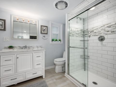 Tiny photo for 2500 W Farwell Avenue, Chicago, IL 60645 (MLS # 12685196)