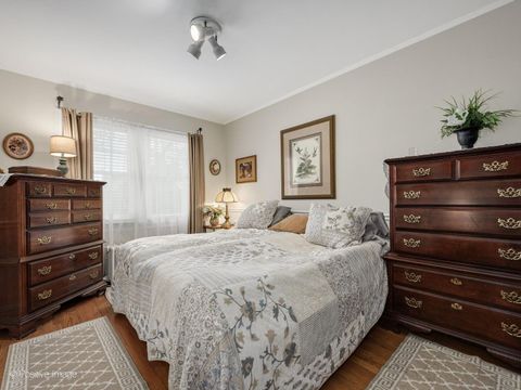 Tiny photo for 2500 W Farwell Avenue, Chicago, IL 60645 (MLS # 12685196)