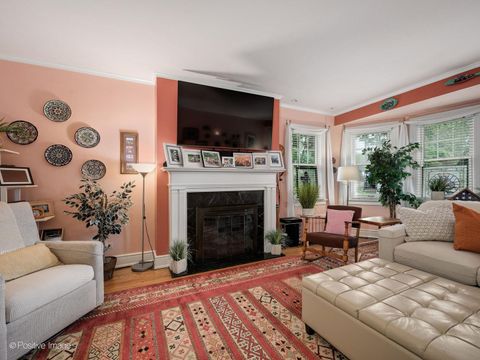 Tiny photo for 2500 W Farwell Avenue, Chicago, IL 60645 (MLS # 12685196)