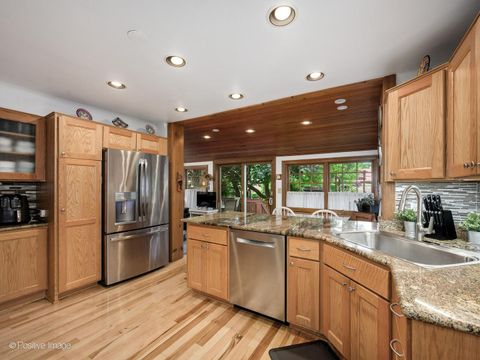 Tiny photo for 2500 W Farwell Avenue, Chicago, IL 60645 (MLS # 12685196)