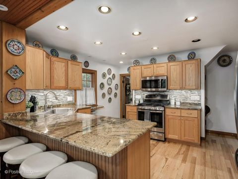 Tiny photo for 2500 W Farwell Avenue, Chicago, IL 60645 (MLS # 12685196)
