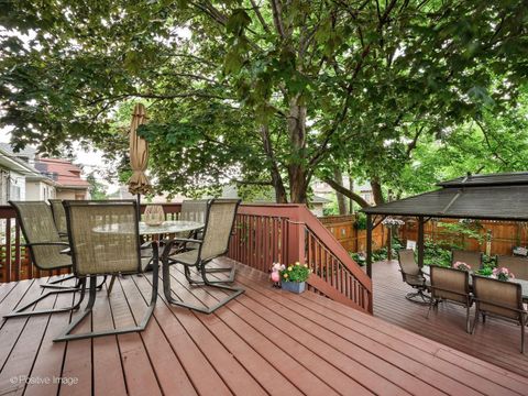 Tiny photo for 2500 W Farwell Avenue, Chicago, IL 60645 (MLS # 12685196)