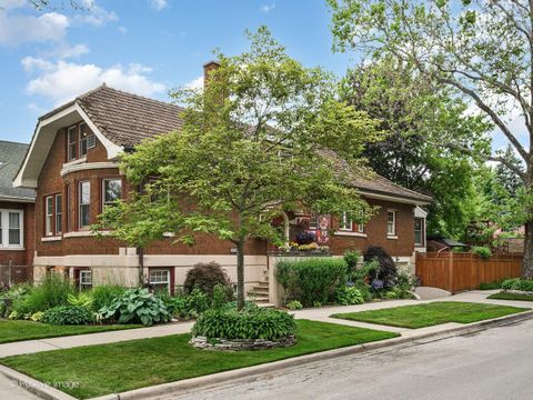 Tiny photo for 2500 W Farwell Avenue, Chicago, IL 60645 (MLS # 12685196)