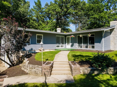 Photo of 621 Hawthorne Court, Carpentersville, IL 60110 (MLS # 12687644)