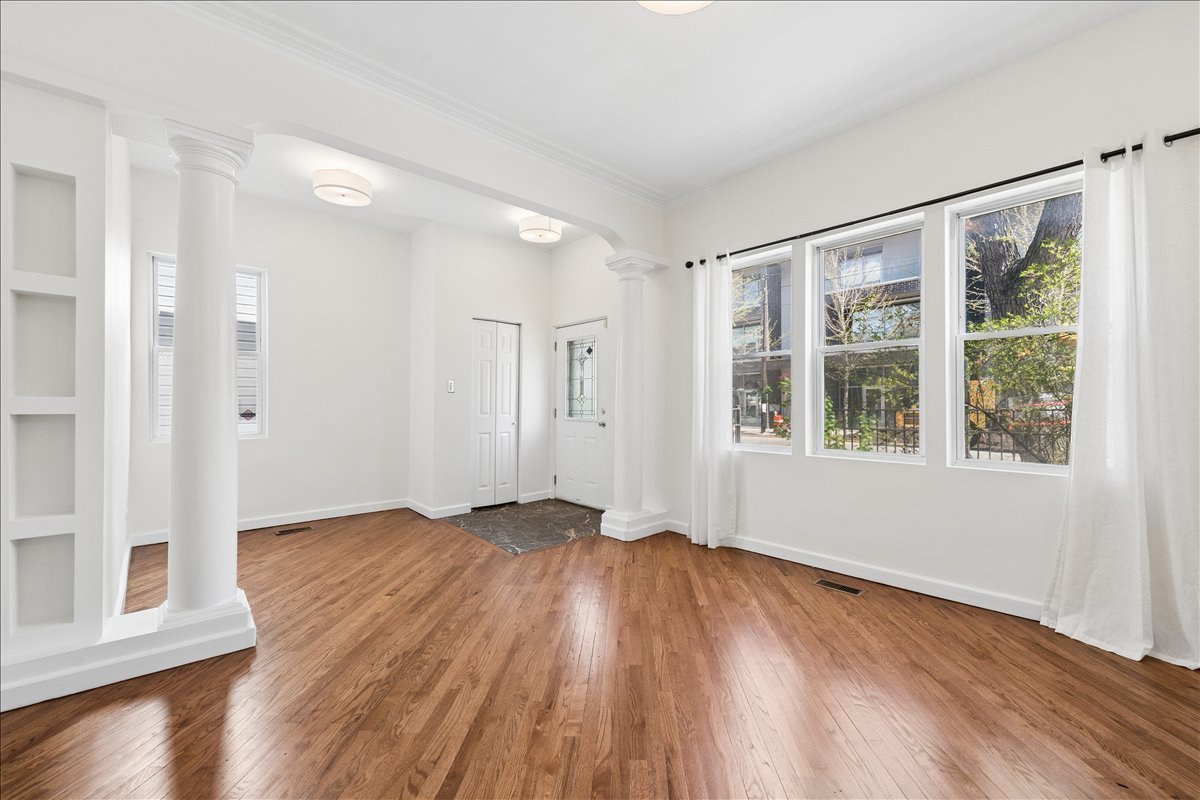 1930 N California Avenue