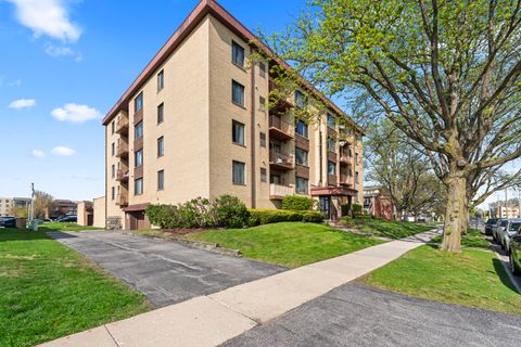 Tiny photo for 5800 W 105th Street #1C, Oak Lawn, IL 60453 (MLS # 12627970)