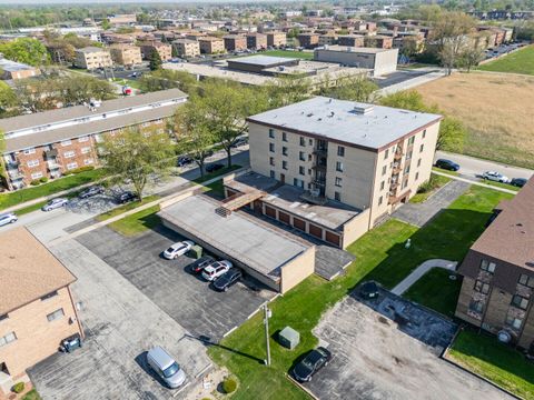 Tiny photo for 5800 W 105th Street #1C, Oak Lawn, IL 60453 (MLS # 12627970)