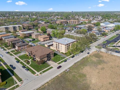 Tiny photo for 5800 W 105th Street #1C, Oak Lawn, IL 60453 (MLS # 12627970)