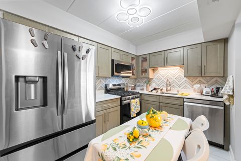 Tiny photo for 5800 W 105th Street #1C, Oak Lawn, IL 60453 (MLS # 12627970)