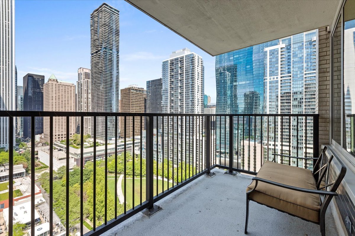 400 E RANDOLPH Street 2530