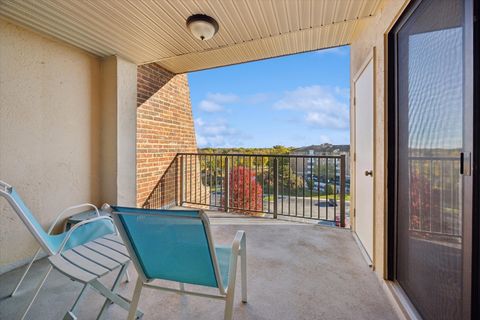 Tiny photo for 453 Raintree Drive #5A, Glen Ellyn, IL 60137 (MLS # 12502508)