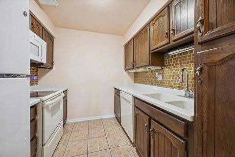 Tiny photo for 453 Raintree Drive #5A, Glen Ellyn, IL 60137 (MLS # 12502508)