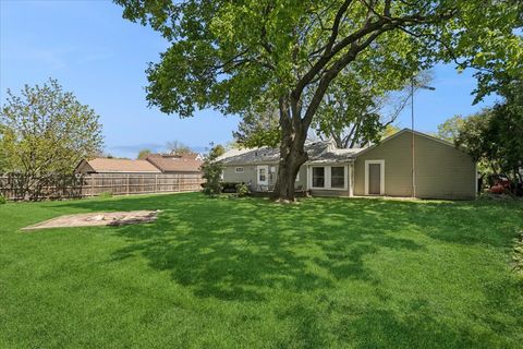 Tiny photo for 19762 W West Shore Drive, Mundelein, IL 60060 (MLS # 12634661)