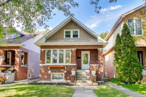 Photo of 4674 N Leclaire Avenue, Chicago, IL 60630 (MLS # 12487740)