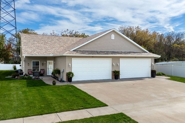 2415 13TH ST, SILVIS, IL 61282 - Image 8d5084d50dc05dcdccbc44a13f9ffda4/4132531646