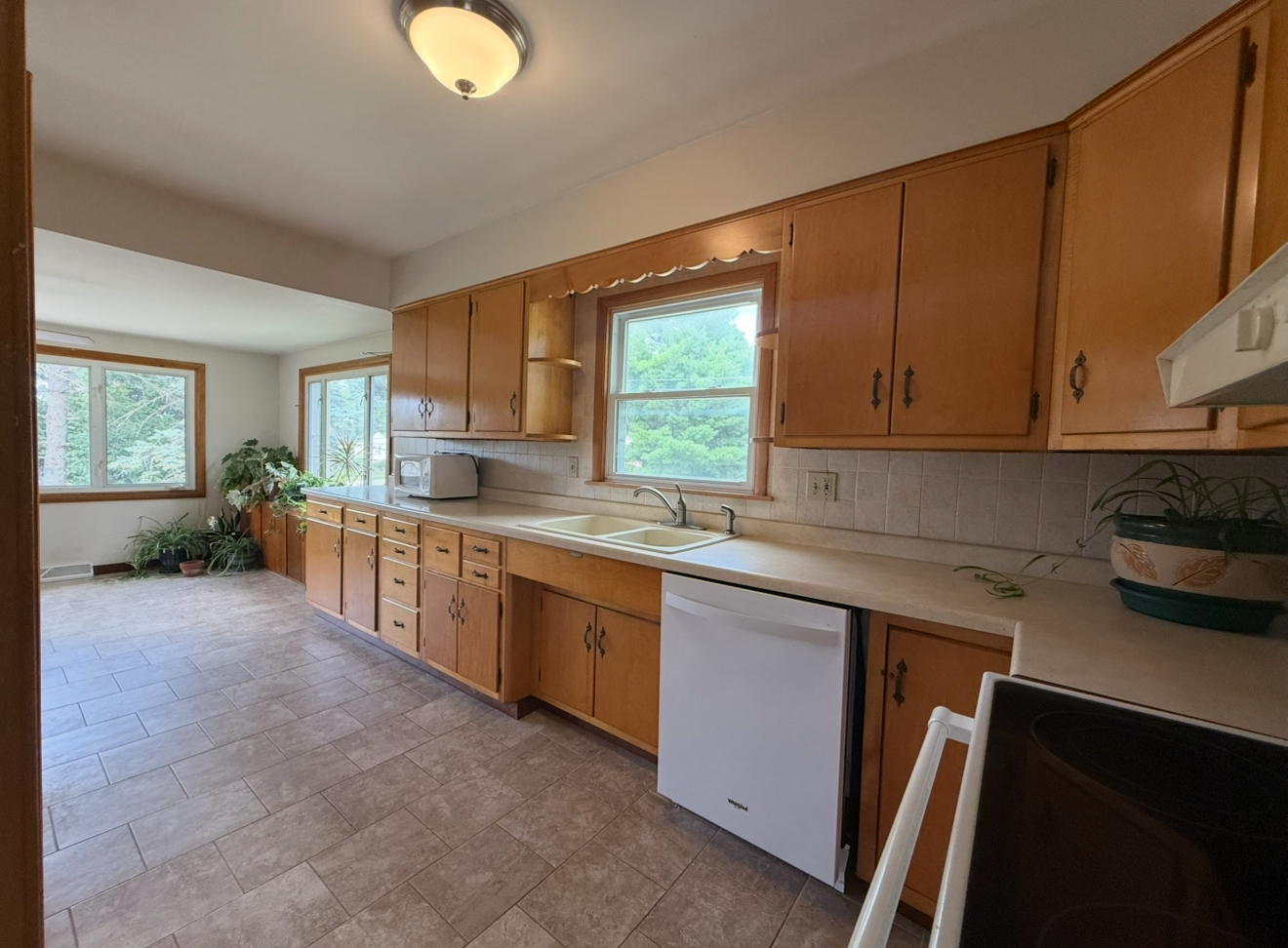 906 W Jefferson Drive