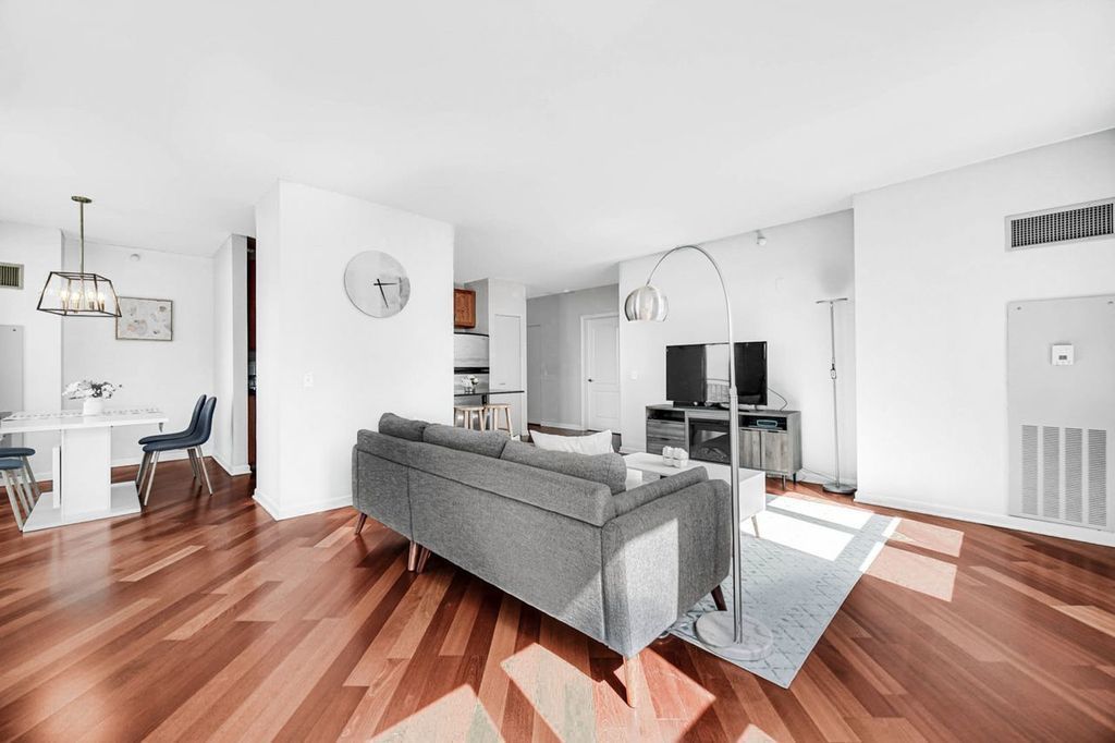 125 S Jefferson Street 2207