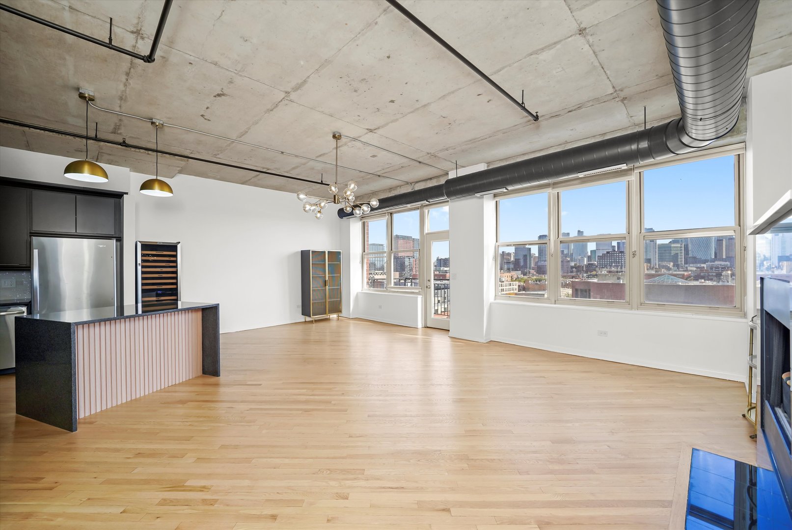 6 S Laflin Street 910