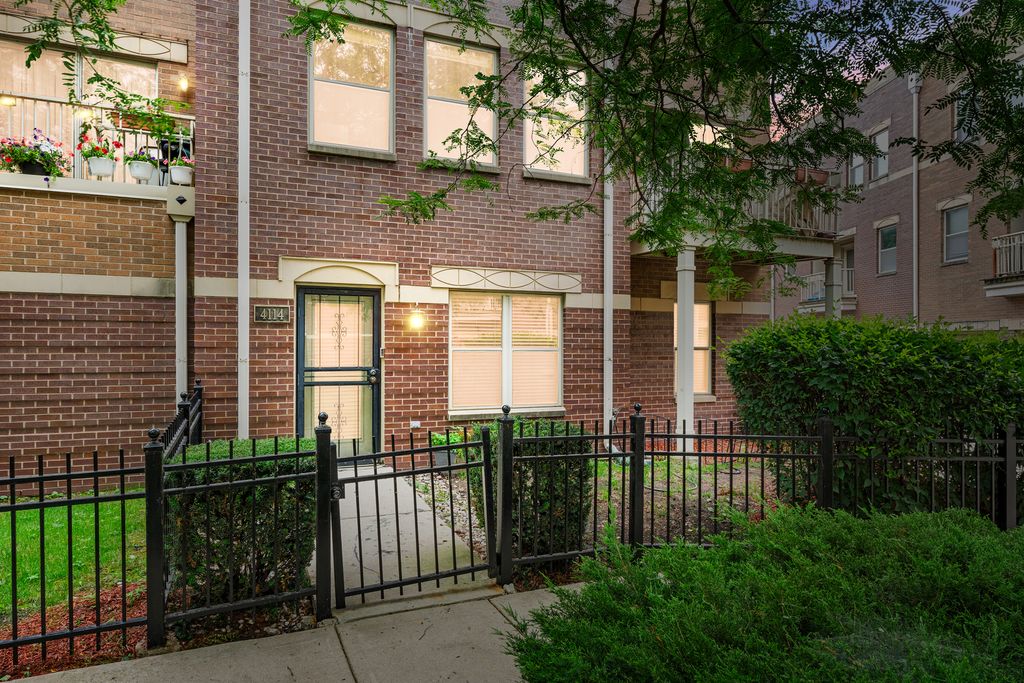 Photo for 4114 S Maryland Avenue, Chicago, IL 60653 (MLS # 12411190)
