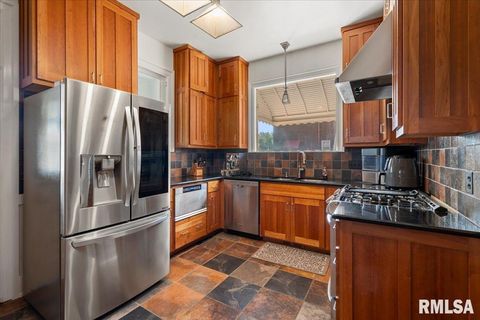 Tiny photo for 216 W POPLAR Street, Harrisburg, IL 62946 (MLS # EB459910)