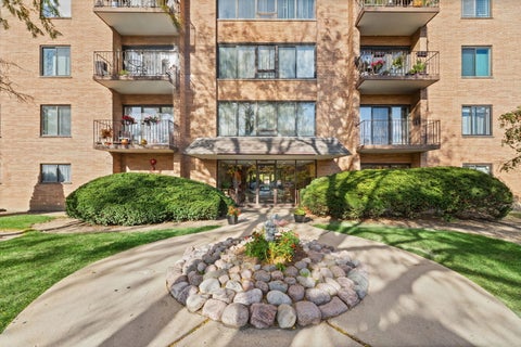 Photo of 1747 W Crystal Lane #207, Mount Prospect, IL 60056 (MLS # 12780166)