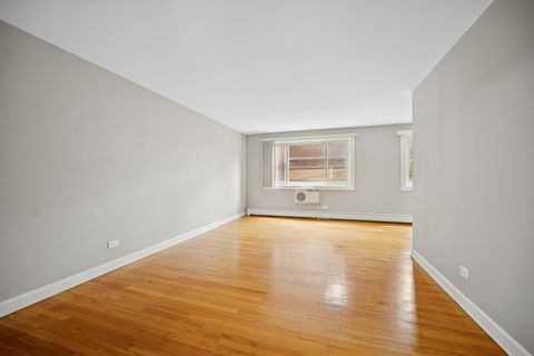 Tiny photo for 820 Seward Street #2D, Evanston, IL 60201 (MLS # 12465929)