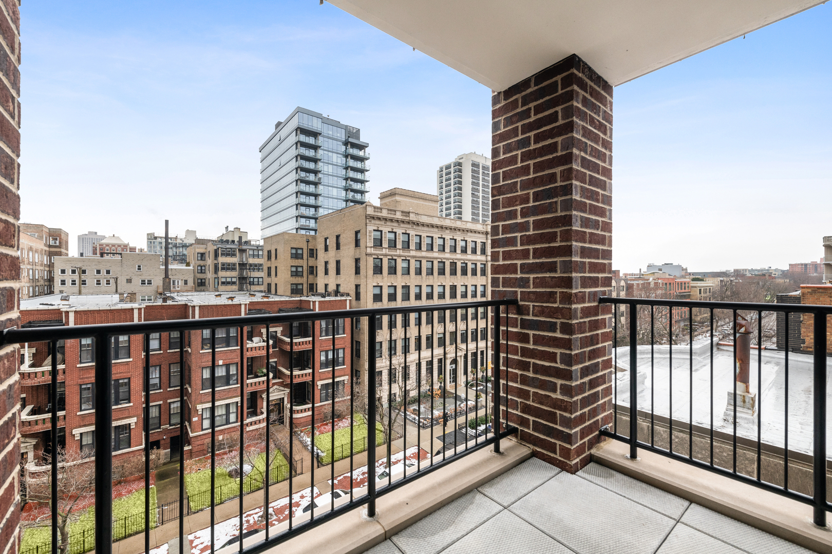 434 W Melrose Street 801
