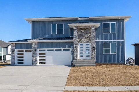 Photo of 6589 Blackbird Lane, Bettendorf, IA 52722 (MLS # QC4266395)