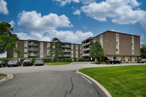 Tiny photo for 1321 S Finley Road #422, Lombard, IL 60148 (MLS # 12718939)